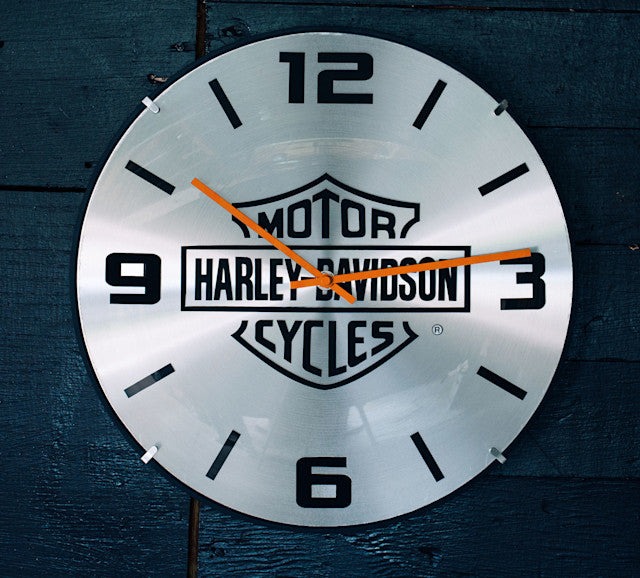 Horloge dôme Bar & Shield